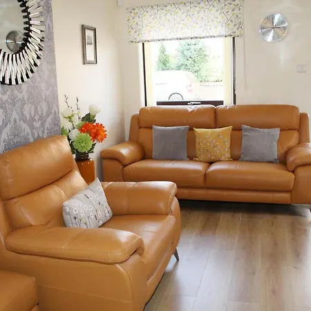 Centre Town House With Riverside Views And Free Parking 1bak