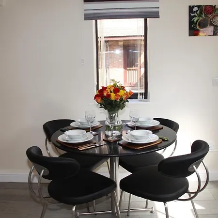 Holiday home Centre Town House With Riverside Views And Free Parking 1bak