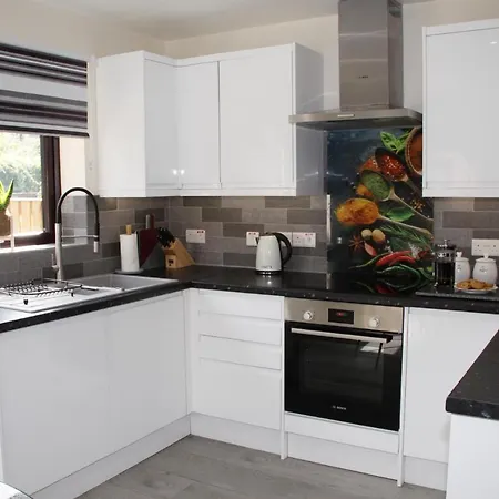 Centre Town House With Riverside Views And Free Parking 1bak 度假居 *