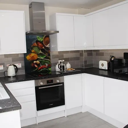 Centre Town House With Riverside Views And Free Parking 1bak