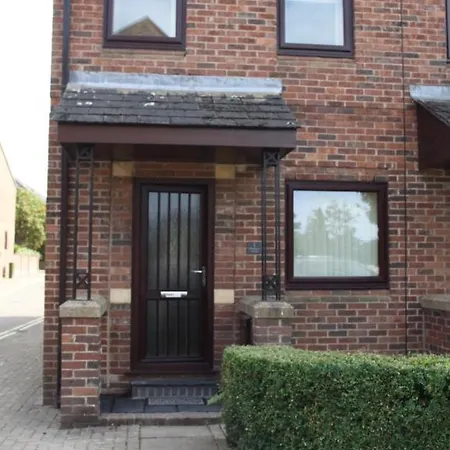 Holiday home Centre Town House With Riverside Views And Free Parking 1bak