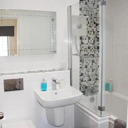 Centre Town House With Riverside Views And Free Parking 1bak * York