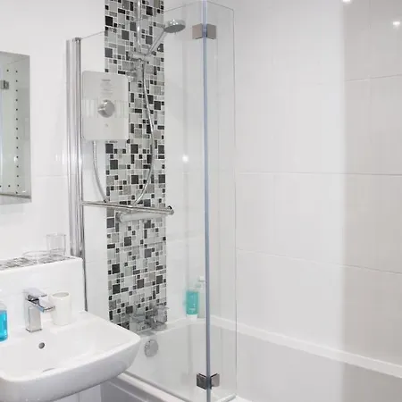 Centre Town House With Riverside Views And Free Parking 1bak 度假居