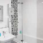 Centre Town House With Riverside Views And Free Parking 1bak Hébergement de vacances