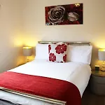 Centre Town House With Riverside Views And Free Parking 1bak Hébergement de vacances *